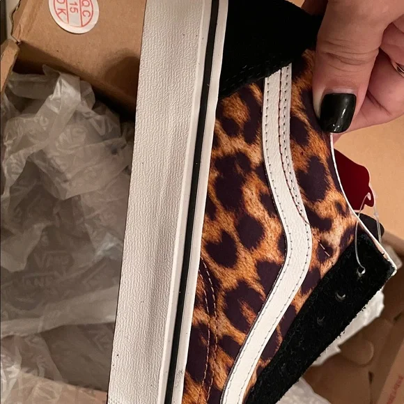 Vans Leopard Print Old Skool Shoes - Picture 4 of 7